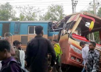 কুমিল্লায় যাত্রীবাহী বাসে ট্রেনের ধাক্কা, নারী-শিশুসহ নিহত ১২