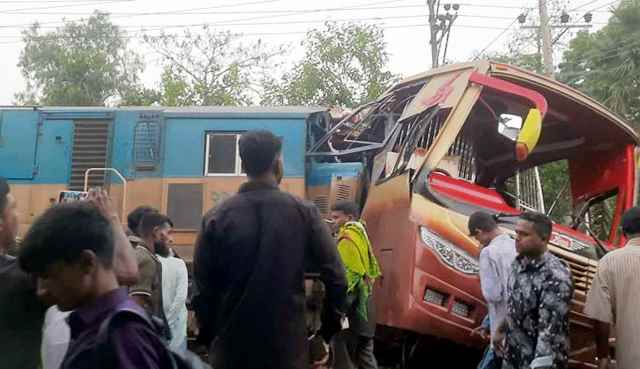 কুমিল্লায় যাত্রীবাহী বাসে ট্রেনের ধাক্কা, নারী-শিশুসহ নিহত ১২