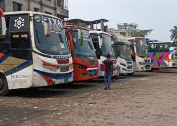 চাঁদাবাজির অভিযোগে বরিশালের ৬ রুটে বাস চলাচল বন্ধ