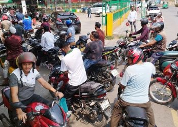 জ্বালানি সংকটের আশঙ্কায় চট্টগ্রামের ফিলিং স্টেশনে দীর্ঘ লাইন