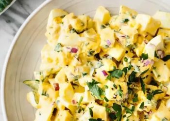 শরীরে দ্রুত প্রোটিনের জোগান দেয় ‘ডিমের সালাদ’