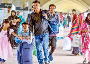 ঈদযাত্রার দ্বিতীয় দিনে রেলস্টেশনে ঘরমুখো মানুষের ভিড়