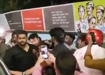 প্রকাশ্যে কেন্দ্রীয় শহিদ মিনারে এলোপাতাড়ি গুলি