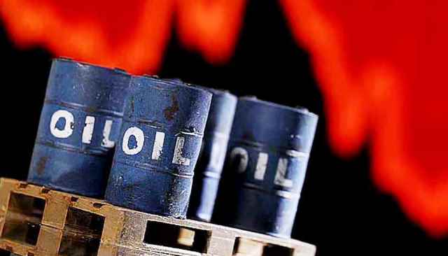 মধ্যপ্রাচ্যের জ্বালানি স্থাপনায় হামলা, বিশ্ববাজারে তেলের দামে আগুন