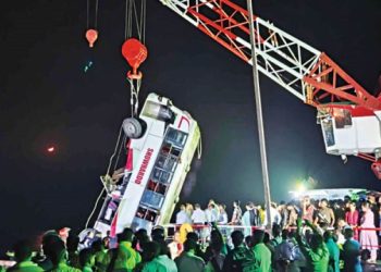 পদ্মায় বাস ডুবি: প্রাণহানি বেড়ে ২৩