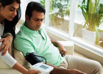 হঠাৎ করে রক্তচাপ বেড়ে গেলে প্রাথমিকভাবে কী করবেন?