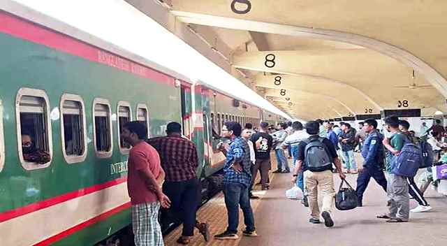 ঈদযাত্রা: যাত্রীর চাপ কমেছে কমলাপুরে