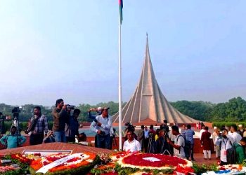 বীর শহীদদের শ্রদ্ধা জানাতে জাতীয় স্মৃতিসৌধে মানুষের ঢল
