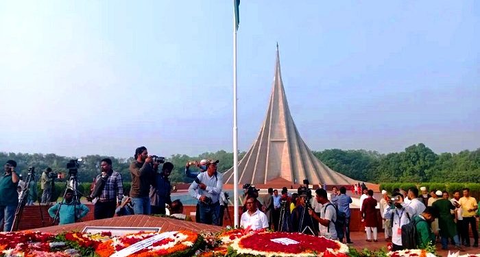 বীর শহীদদের শ্রদ্ধা জানাতে জাতীয় স্মৃতিসৌধে মানুষের ঢল