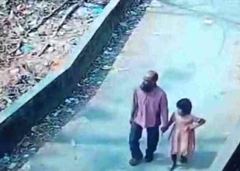 বাবার সঙ্গে বিরোধের ‘বলি’ শিশু ইরা মনি