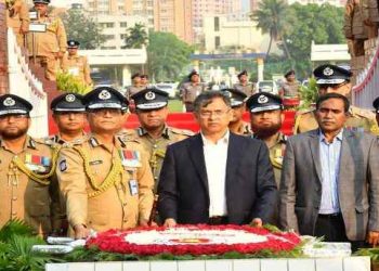 স্বাধীনতা দিবসে শহিদ পুলিশ সদস্যদের প্রতি স্বরাষ্ট্রমন্ত্রী এবং আইজিপির শ্রদ্ধা