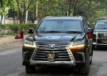প্রথমবারের মতো প্রধানমন্ত্রীর গাড়িতে ‘জাতীয় পতাকা’