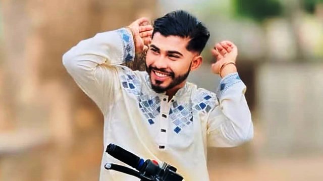 শহীদ মিনারে ছুরিকাঘাত ও গুলিতে তরুণ নিহত