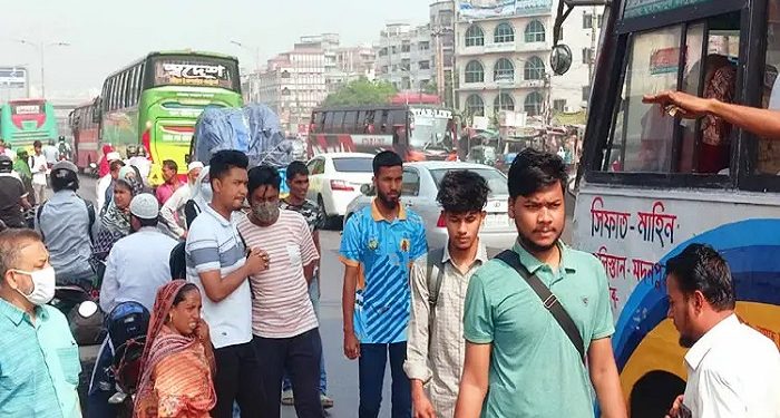 আপন রূপে ঢাকা, সকাল থেকেই সড়কে অফিসগামী মানুষের ভিড়