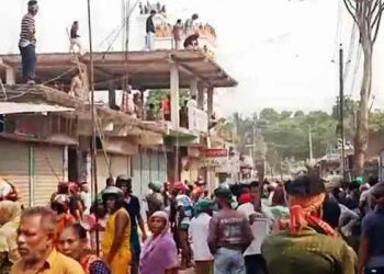 খেলার মাইকিং ঘিরে ৪ গ্রামবাসীর মধ্যে রক্তক্ষয়ী সংঘর্ষ, আহত শতাধিক