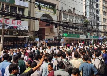 চাকরি পুনর্বহাল চেয়ে ৬ ইসলামী ব্যাংকের সাবেক কর্মীদের অবস্থান