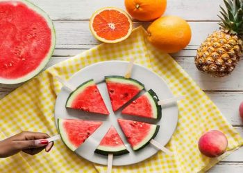 অসহ্যকর গরমে কী খাবেন, কোন খাবার এড়িয়ে চলবেন?