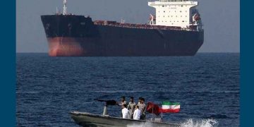 হরমুজ প্রণালিতে আটকে আছেন ২ হাজার ৪০০ নাবিক