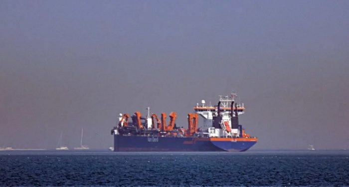 হরমুজ পার হওয়ার চেষ্টা করা একাধিক জাহাজে গুলি