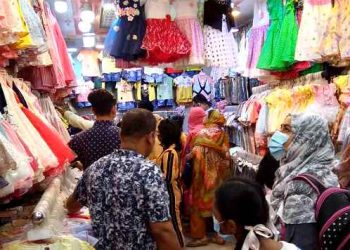 নববর্ষ ঘিরে জমে উঠেছে কেনাকাটা