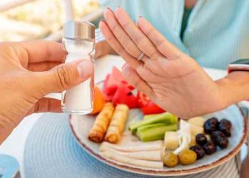 প্রেশার বাড়ছে? খাবারে লবণ খাওয়া কমান