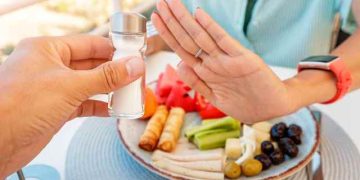 প্রেশার বাড়ছে? খাবারে লবণ খাওয়া কমান