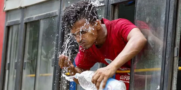 তীব্র তাপে পুড়ছে রাজশাহী, ঢাকাসহ ২৭ জেলায় তাপপ্রবাহ