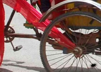 রিকশার চাকায় ওড়না পেঁচিয়ে প্রাণ গেল এক নারীর