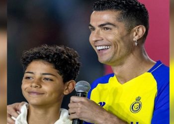 বাবা-ছেলেকে দেখা যেতে পারে একই দলে