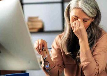 দীর্ঘক্ষণ স্ক্রিনের সামনে? চোখ ও শরীরের যত্ন নেবেন যেভাবে