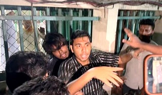 শাহবাগে ছাত্রদল-শিবির মুখোমুখি, মুসাদ্দিকের ওপর হামলা