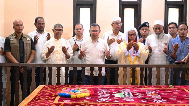 মাওলানা ভাসানীর কবর জিয়ারত করলেন প্রধানমন্ত্রী