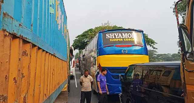 ঢাকা-চট্টগ্রাম মহাসড়কে তীব্র যানজট, চরম ভোগান্তি