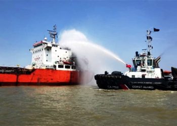 বঙ্গোপসাগরের বহির্নোঙ্গরে তেলবাহী জাহাজে আগুন