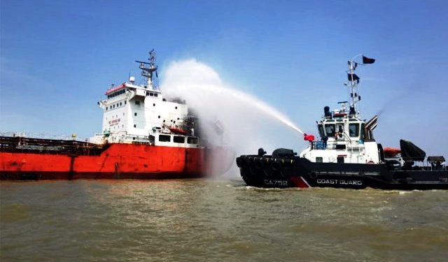 বঙ্গোপসাগরের বহির্নোঙ্গরে তেলবাহী জাহাজে আগুন