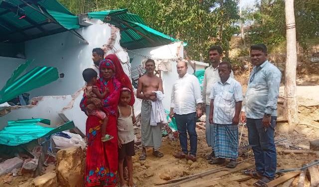 রামু রাজারকুলে গুড়িয়ে দেওয়া হলো দিনমজুরের ঘর
