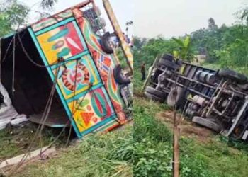 টাঙ্গাইলে ট্রাক উল্টে ১৫ জনের প্রাণহানী