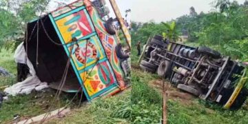 টাঙ্গাইলে ট্রাক উল্টে ১৫ জনের প্রাণহানী