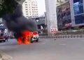 রাজধানীতে হঠাৎ চলন্ত গাড়িতে আগুন