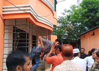 গ্রিলে আটকে গেল চোর, ভিডিও ভাইরাল