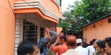 গ্রিলে আটকে গেল চোর, ভিডিও ভাইরাল
