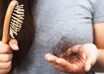 চুল পড়া রোধে খেতে পারেন যে ৫ খাবার
