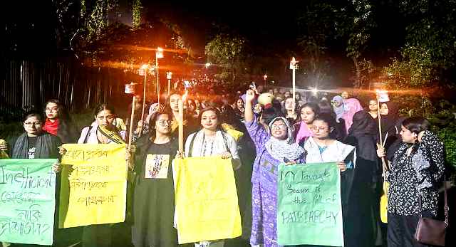 জাবি ছাত্রীকে ধর্ষণ চেষ্টার প্রতিবাদে ফুঁসে উঠল শিক্ষার্থীরা