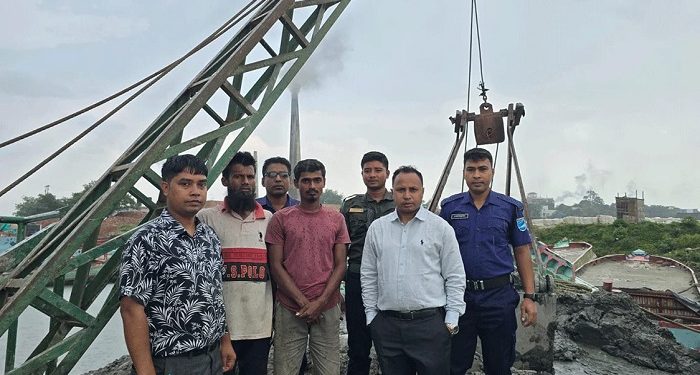 ঢাকার কেরানীগঞ্জে নদীতে অবৈধভাবে মাটি উত্তোলন