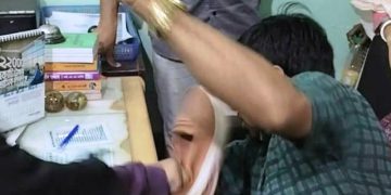 যৌন নিপীড়নের অভিযোগে এনসিপি নেতাকে জুতাপেটা