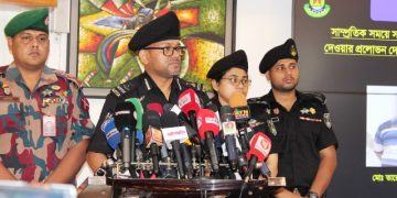 উচ্চপদস্থ কর্মকর্তা পরিচয়ে প্রতারণা: গ্রেফতার ২