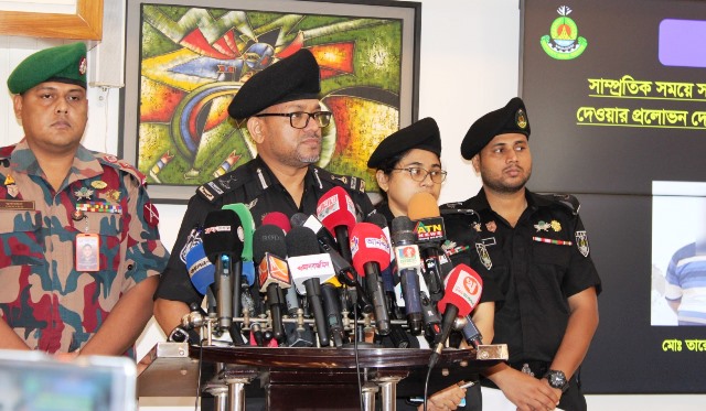 উচ্চপদস্থ কর্মকর্তা পরিচয়ে প্রতারণা: গ্রেফতার ২