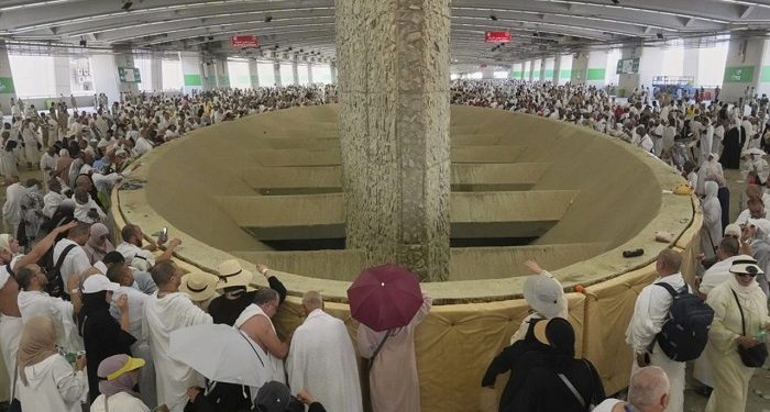 শয়তানকে ‌‘পাথর’ নিক্ষেপ করছেন হাজিরা
