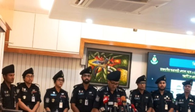 যাত্রাবাড়ীতে ১৩ রাউন্ড গুলিও আগ্নেয়াস্ত্রসহ গ্রেফতার ৩