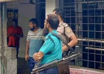 খুলনায় ফজরের নামাজের সময় মসজিদে গুলি : আহত ২